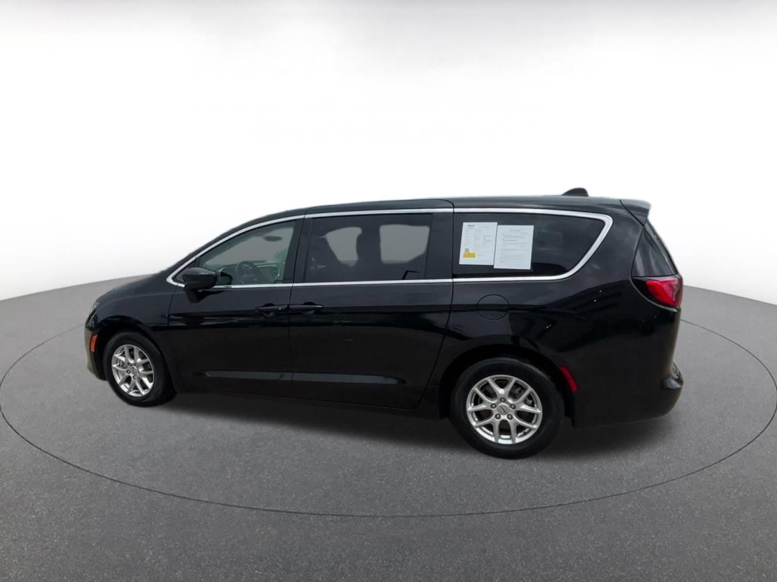 Thumbnail: 2023 Chrysler Voyager - 9