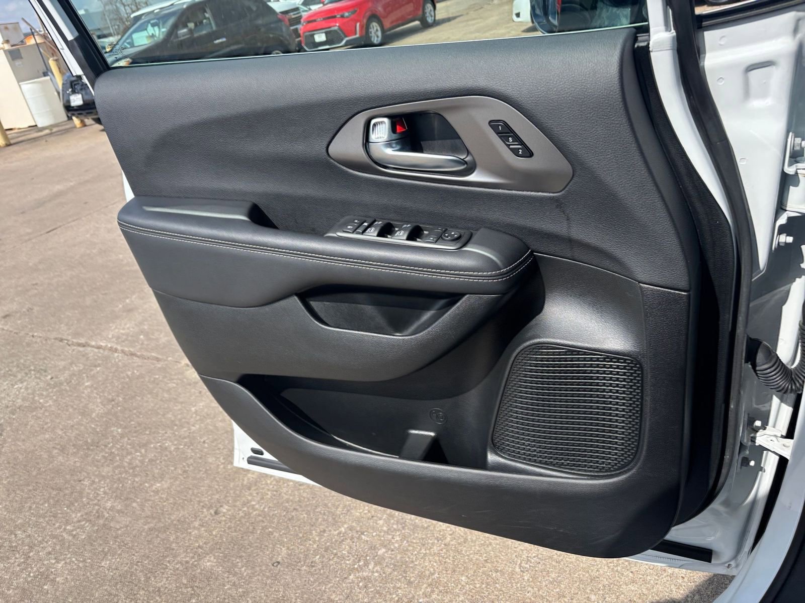 Thumbnail: 2025 Chrysler Pacifica - 18