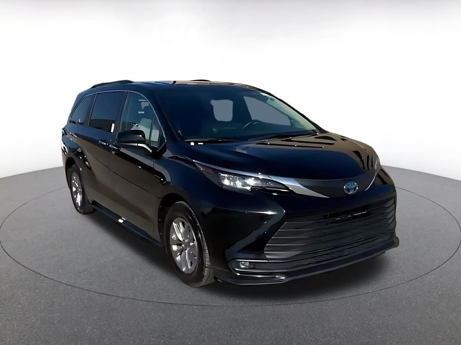Thumbnail: 2025 Toyota Sienna - 3
