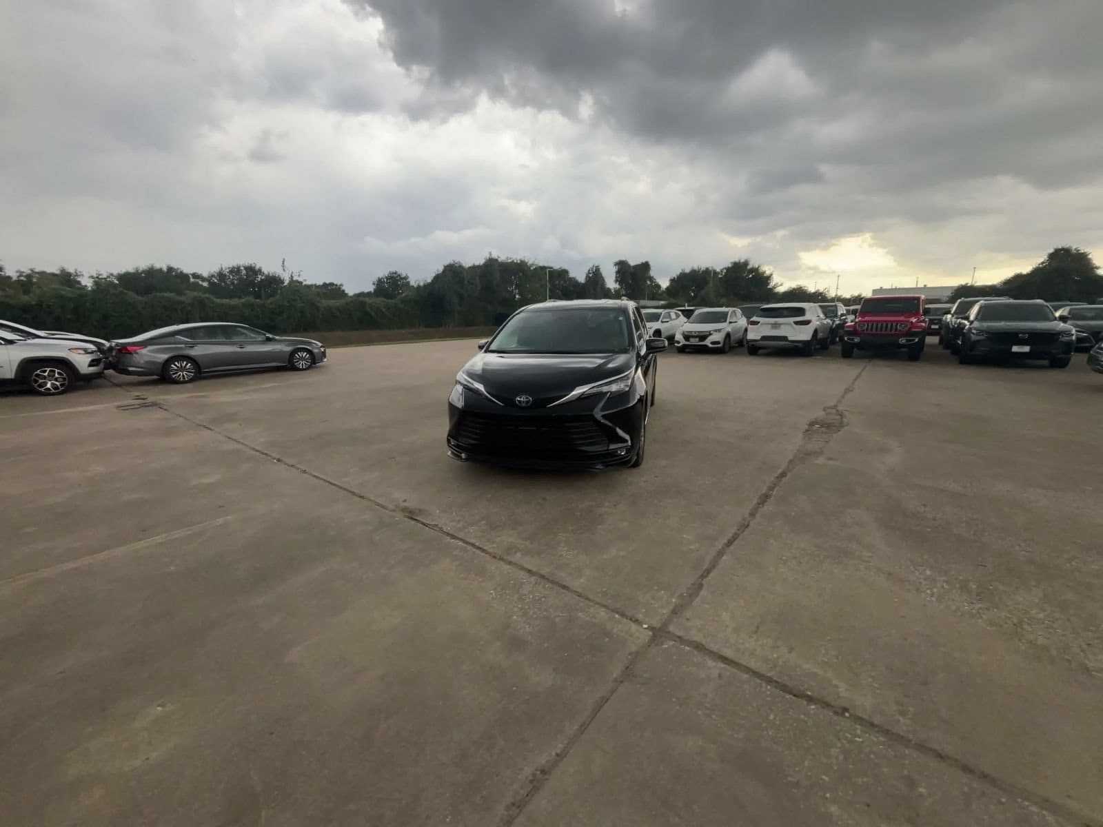 Thumbnail: 2025 Toyota Sienna - 4