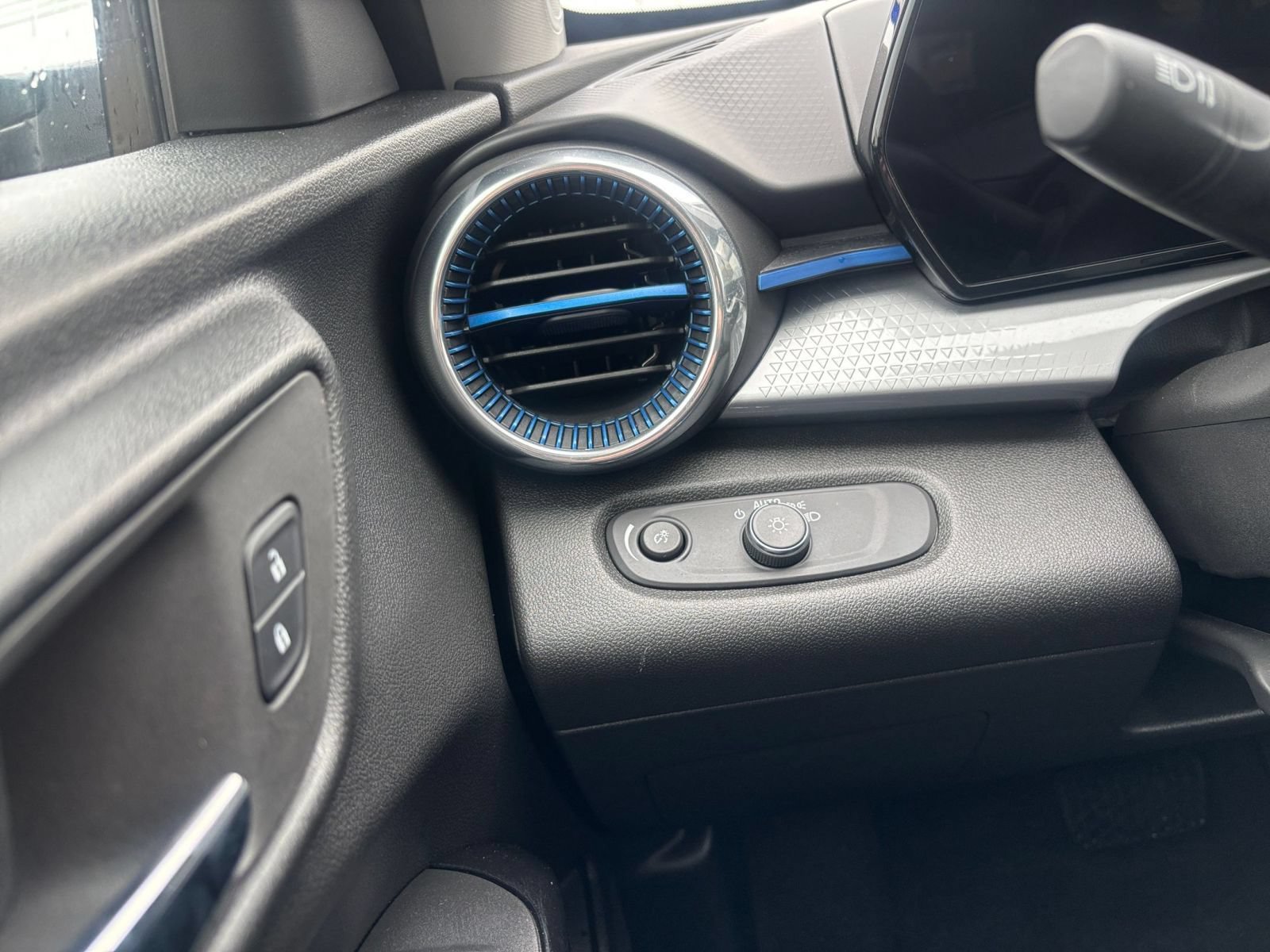 Thumbnail: 2025 Chevrolet Trax - 28