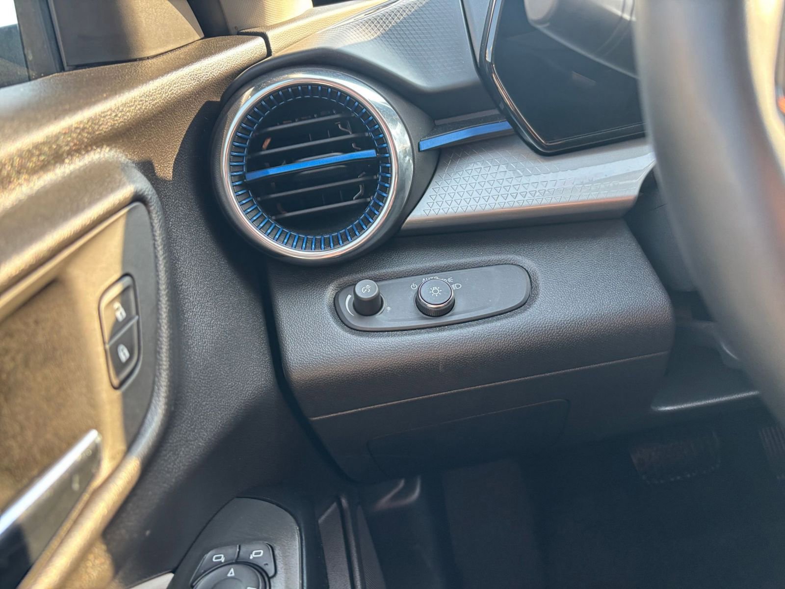 Thumbnail: 2025 Chevrolet Trax - 33