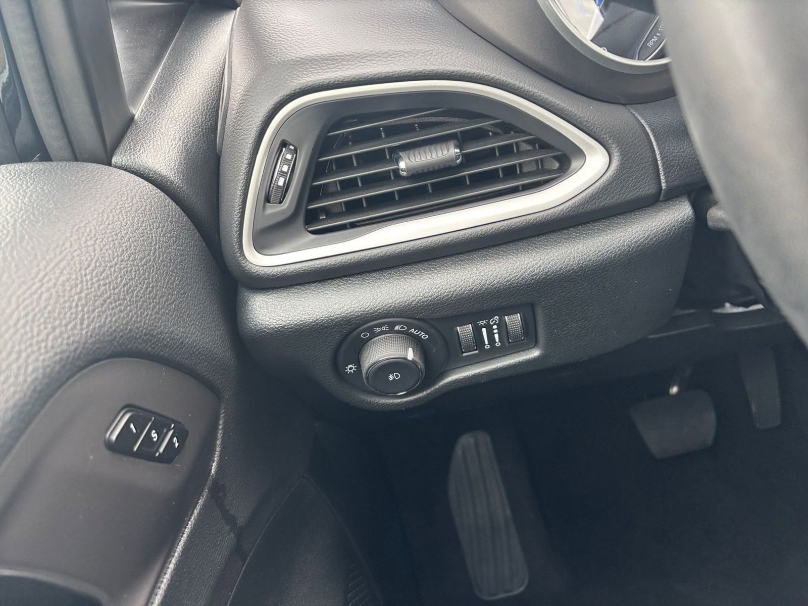 Thumbnail: 2025 Chrysler Pacifica - 31