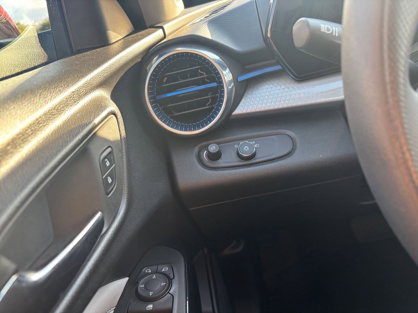 Thumbnail: 2025 Chevrolet Trax - 32