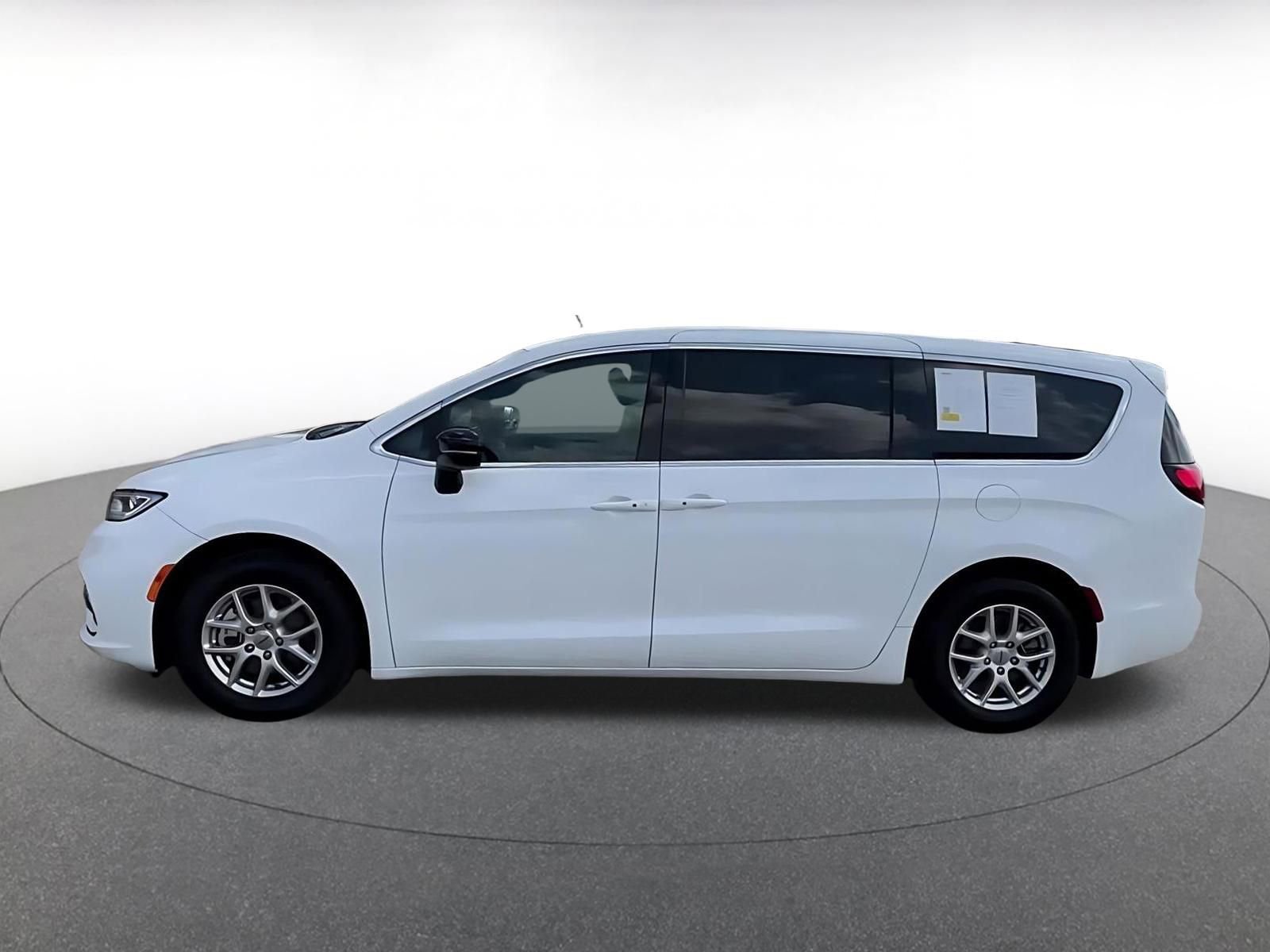 Thumbnail: 2025 Chrysler Pacifica - 9