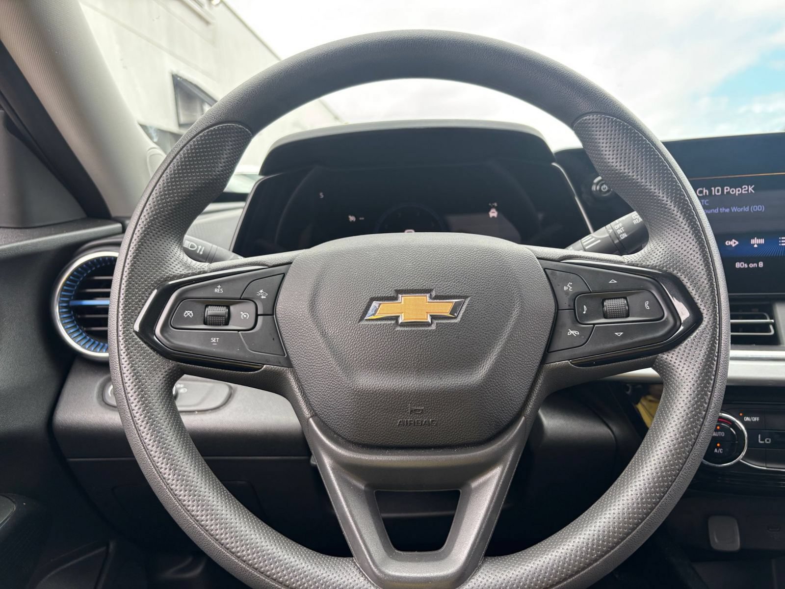Thumbnail: 2025 Chevrolet Trax - 27
