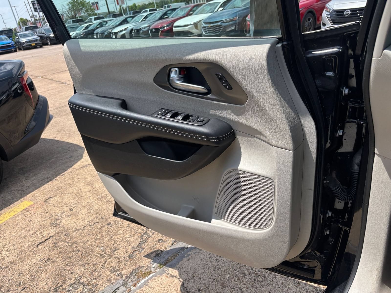 Thumbnail: 2023 Chrysler Pacifica - 18