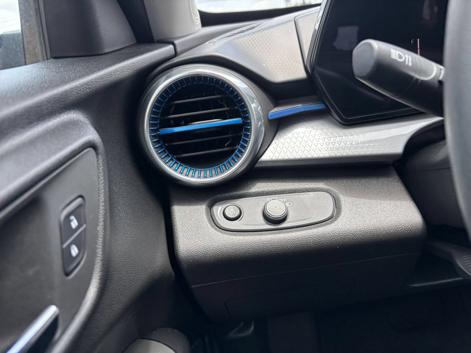 Thumbnail: 2025 Chevrolet Trax - 33