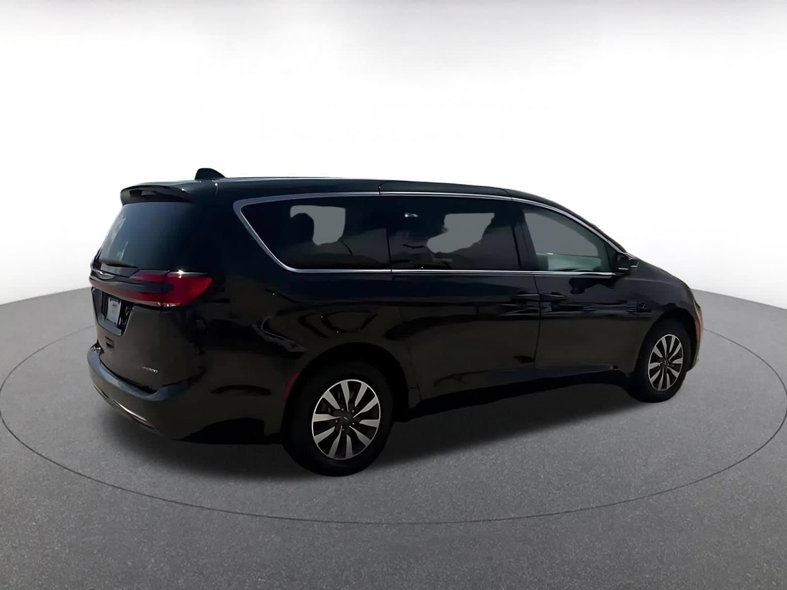 Thumbnail: 2023 Chrysler Pacifica - 14