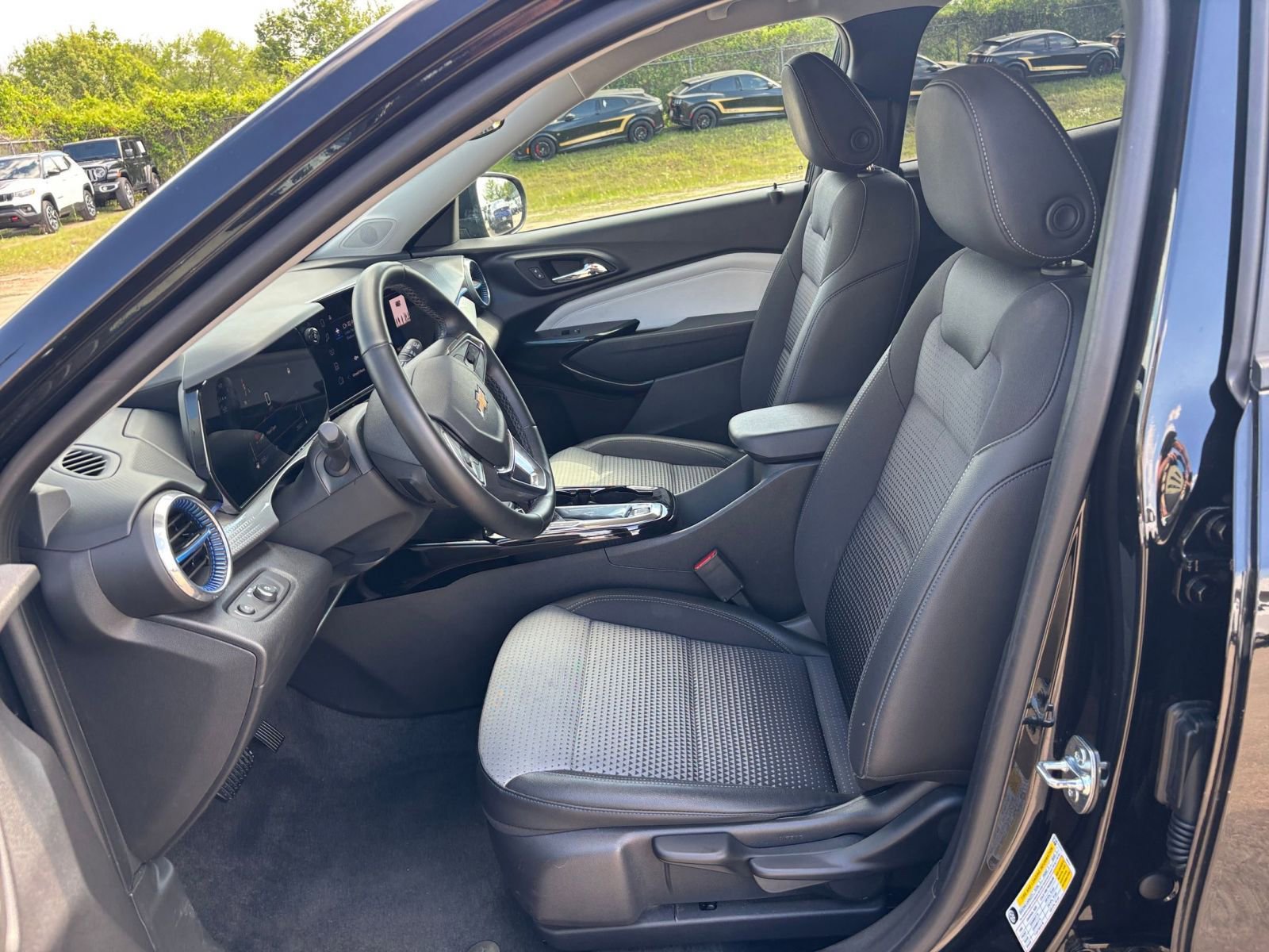 Thumbnail: 2025 Chevrolet Trax - 25