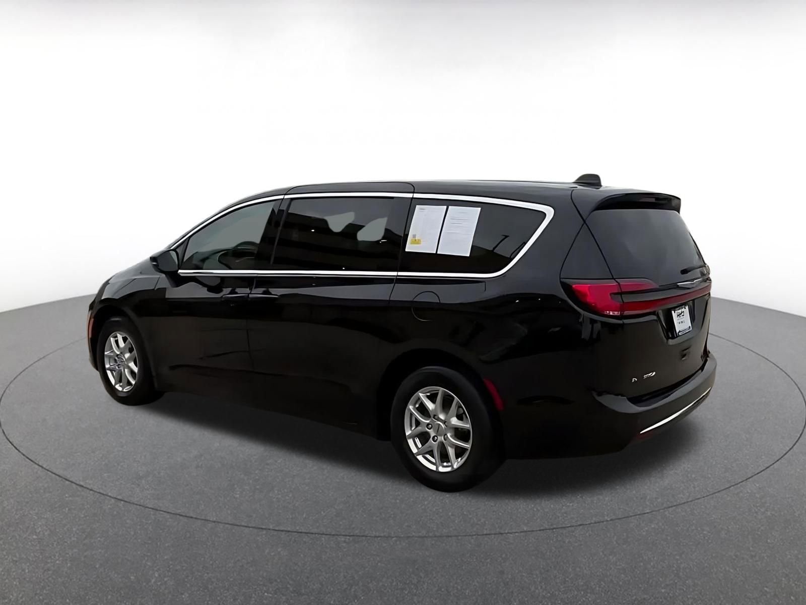 Thumbnail: 2025 Chrysler Pacifica - 10