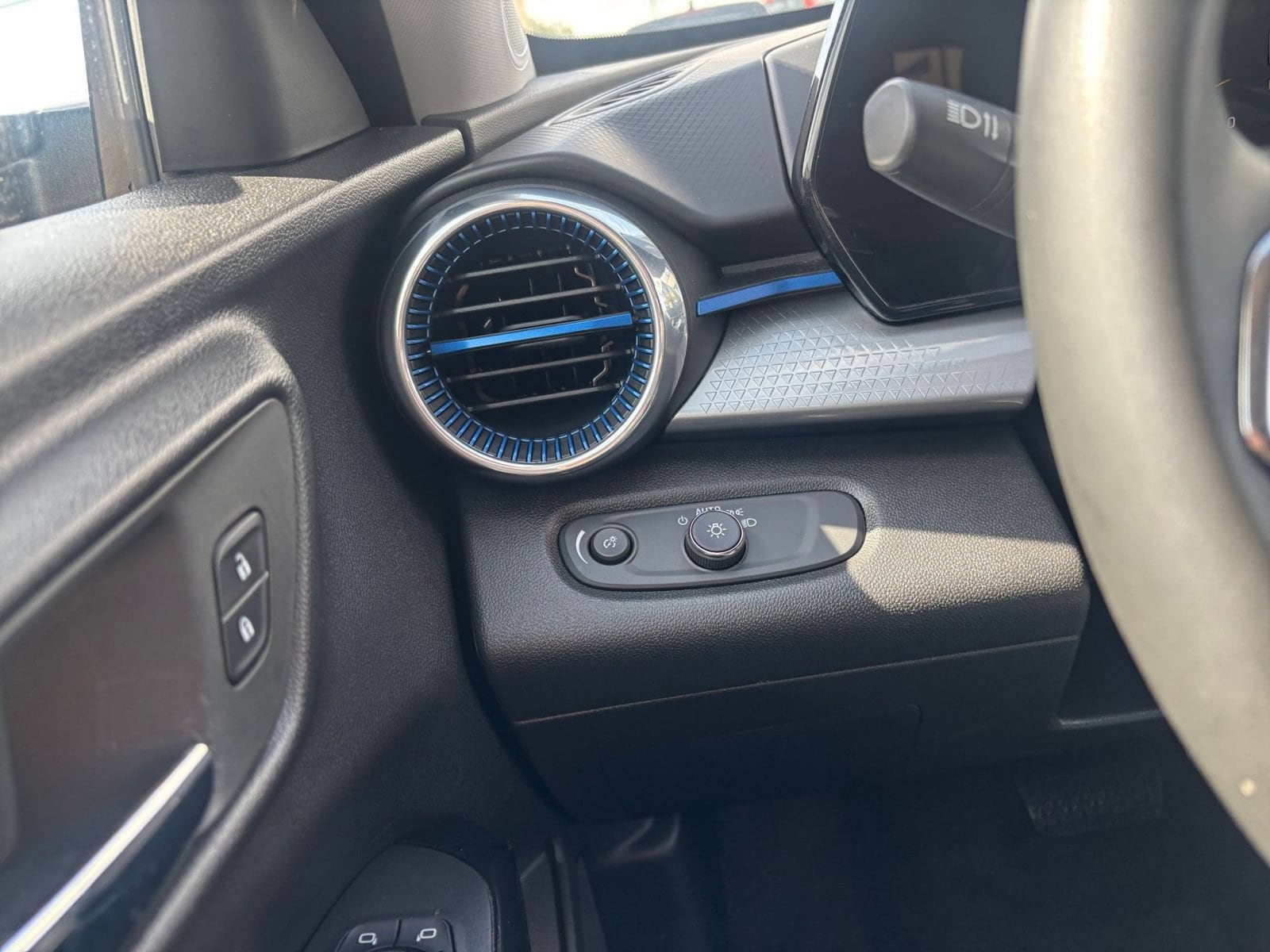 Thumbnail: 2025 Chevrolet Trax - 33
