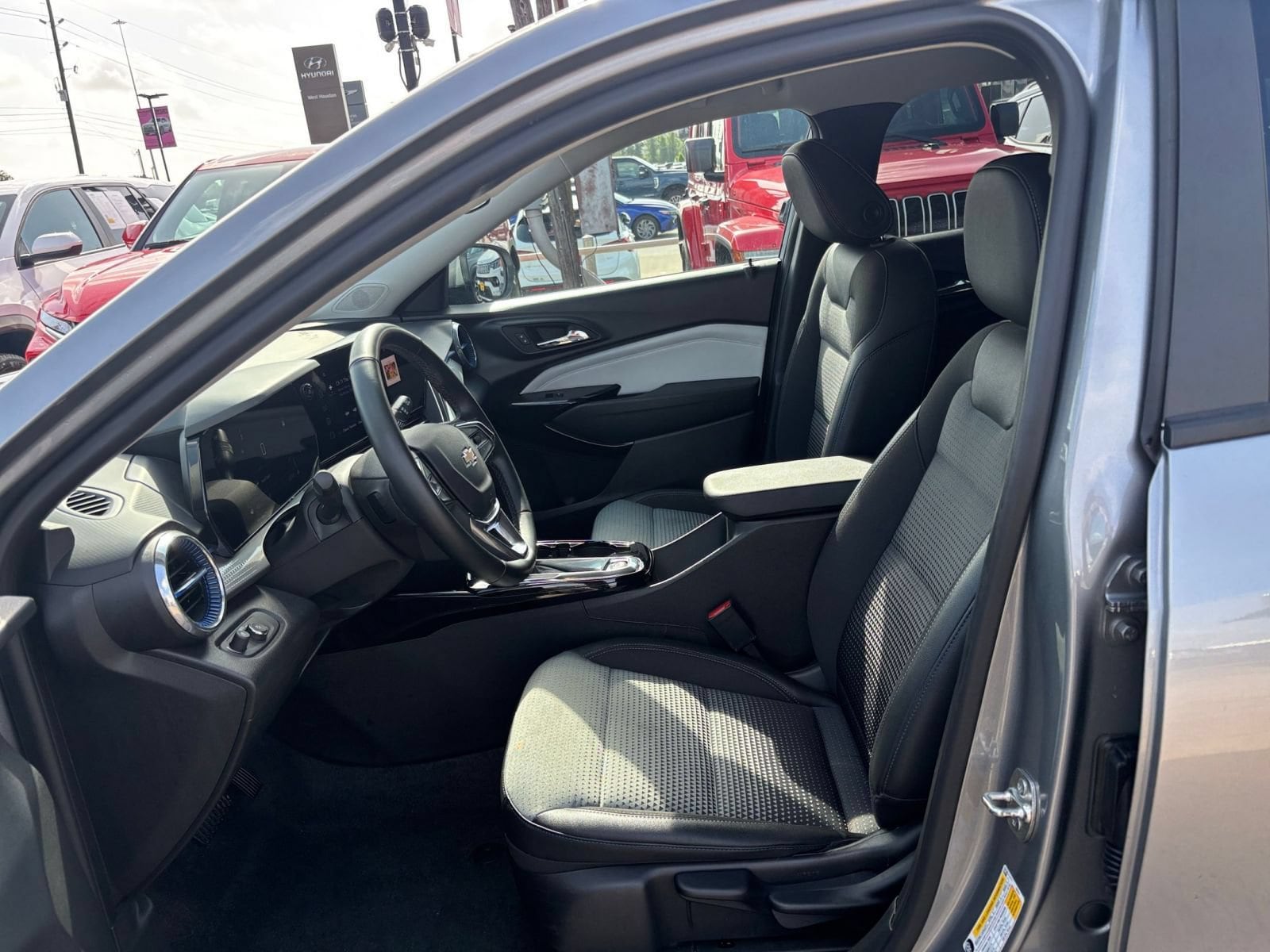 Thumbnail: 2025 Chevrolet Trax - 25