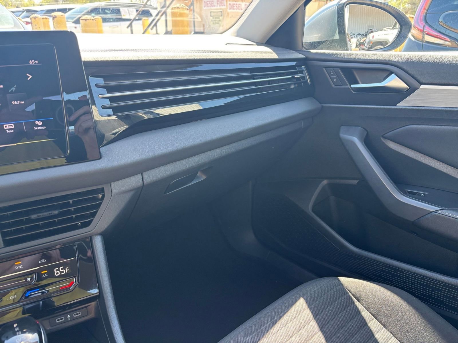 Thumbnail: 2025 Volkswagen Jetta - 33