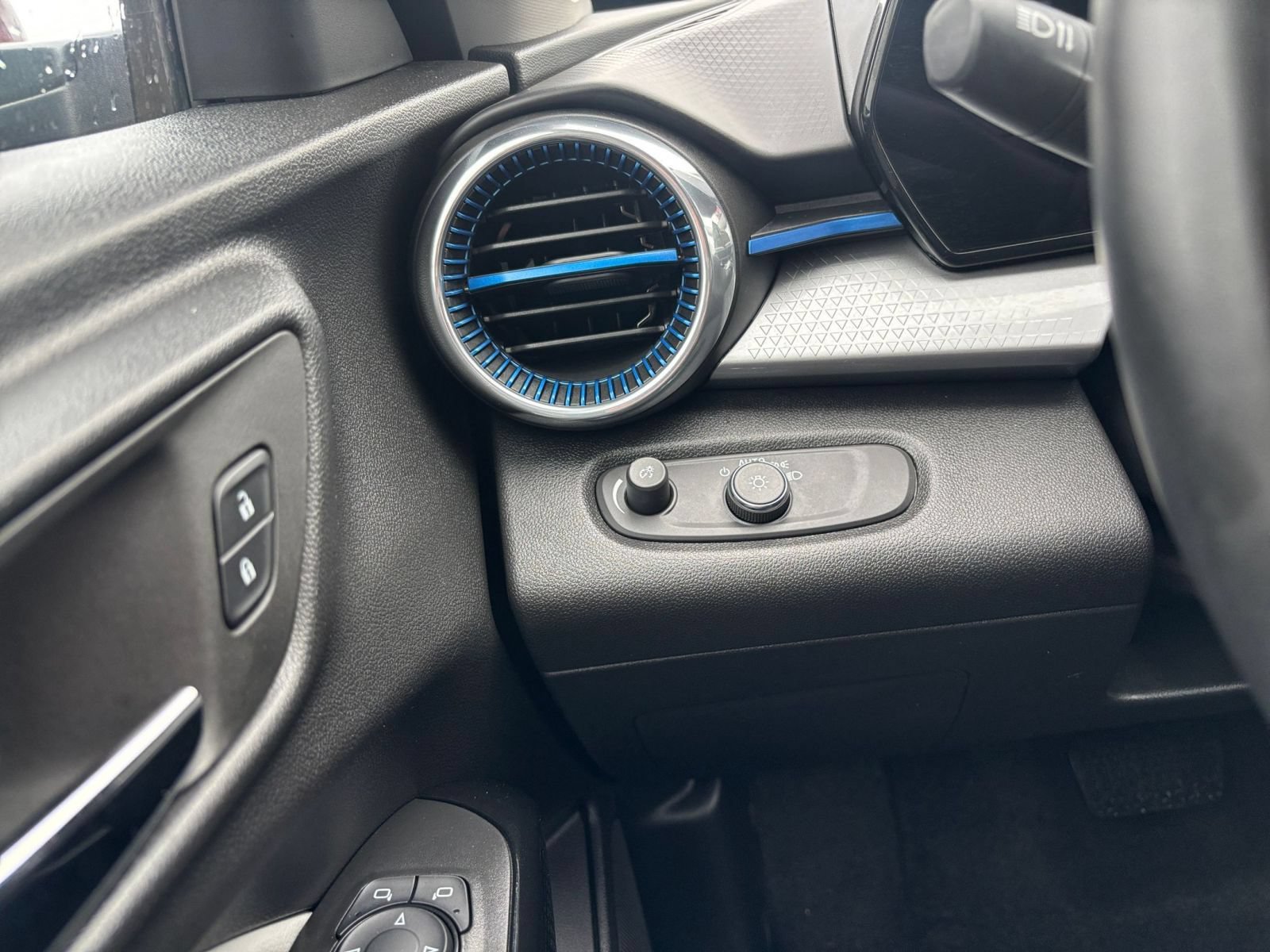 Thumbnail: 2025 Chevrolet Trax - 32