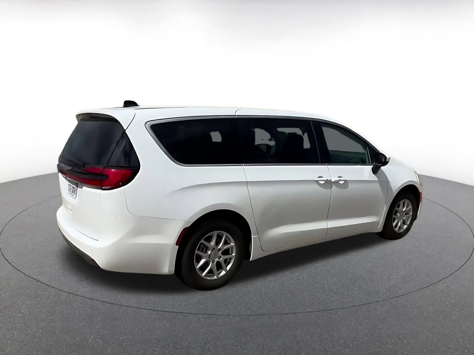 Thumbnail: 2023 Chrysler Pacifica - 14