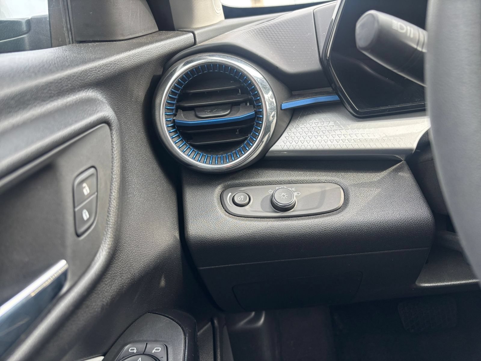 Thumbnail: 2025 Chevrolet Trax - 32
