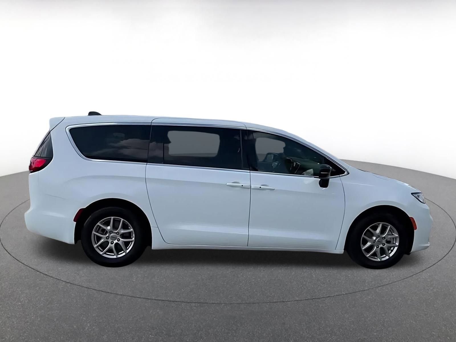 Thumbnail: 2025 Chrysler Pacifica - 16