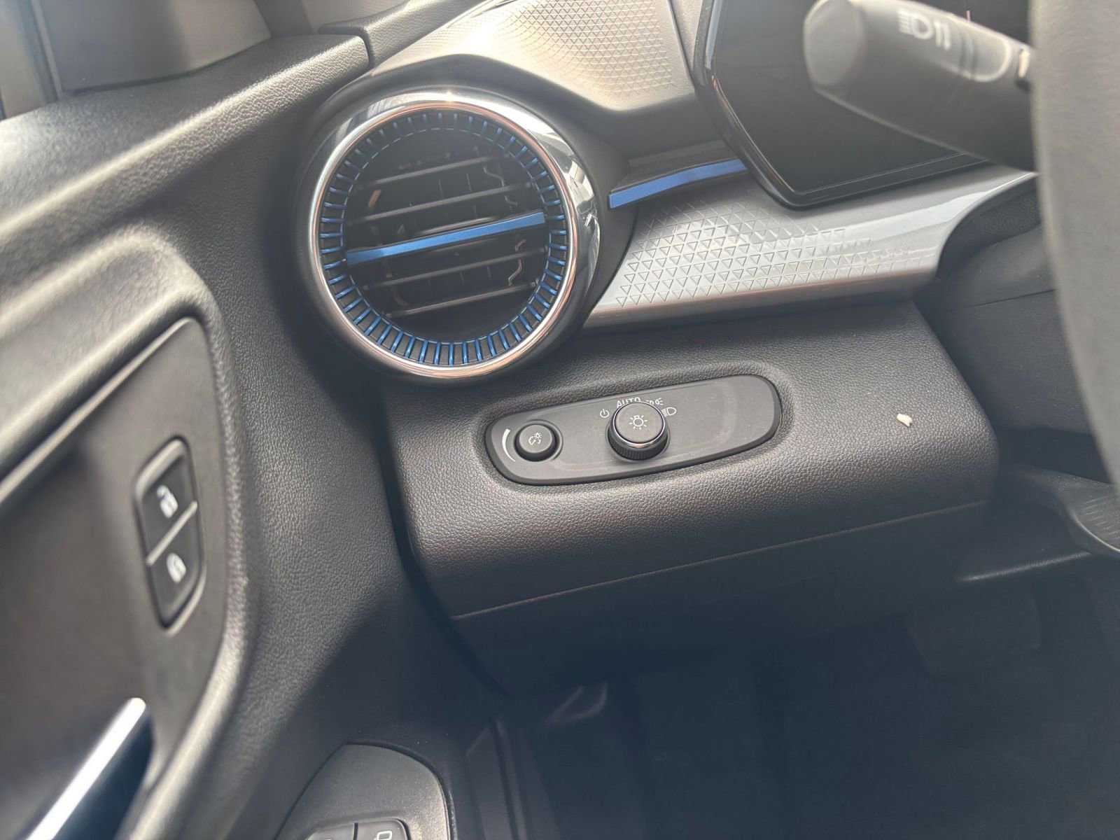 Thumbnail: 2025 Chevrolet Trax - 33