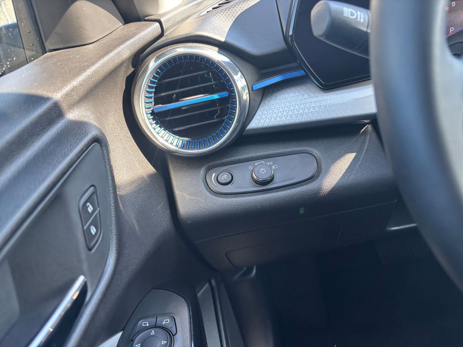 Thumbnail: 2025 Chevrolet Trax - 31