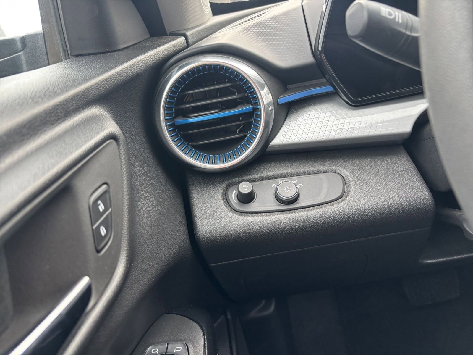 Thumbnail: 2025 Chevrolet Trax - 33