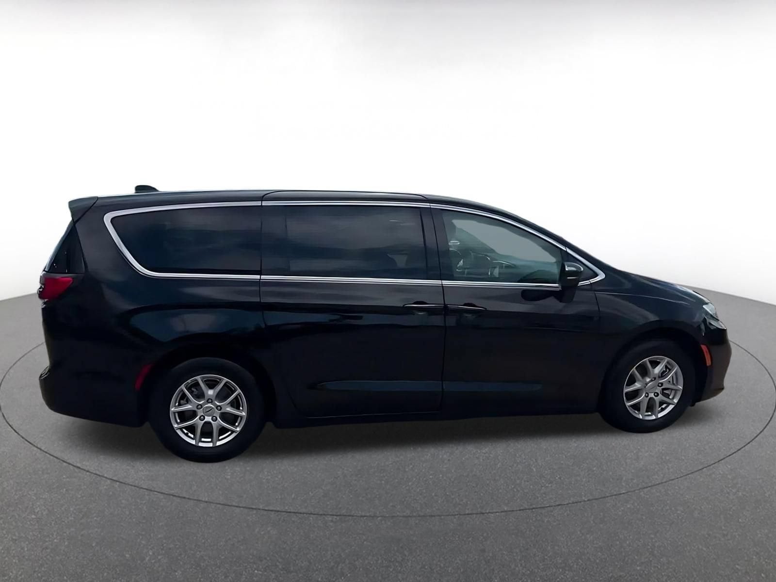 Thumbnail: 2024 Chrysler Pacifica - 15