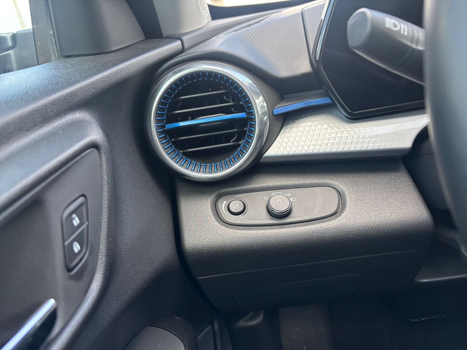 Thumbnail: 2025 Chevrolet Trax - 28