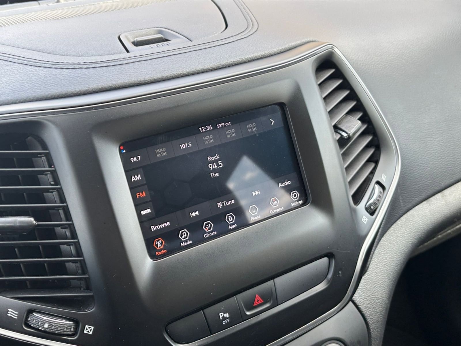 Thumbnail: 2020 Jeep Cherokee - 21