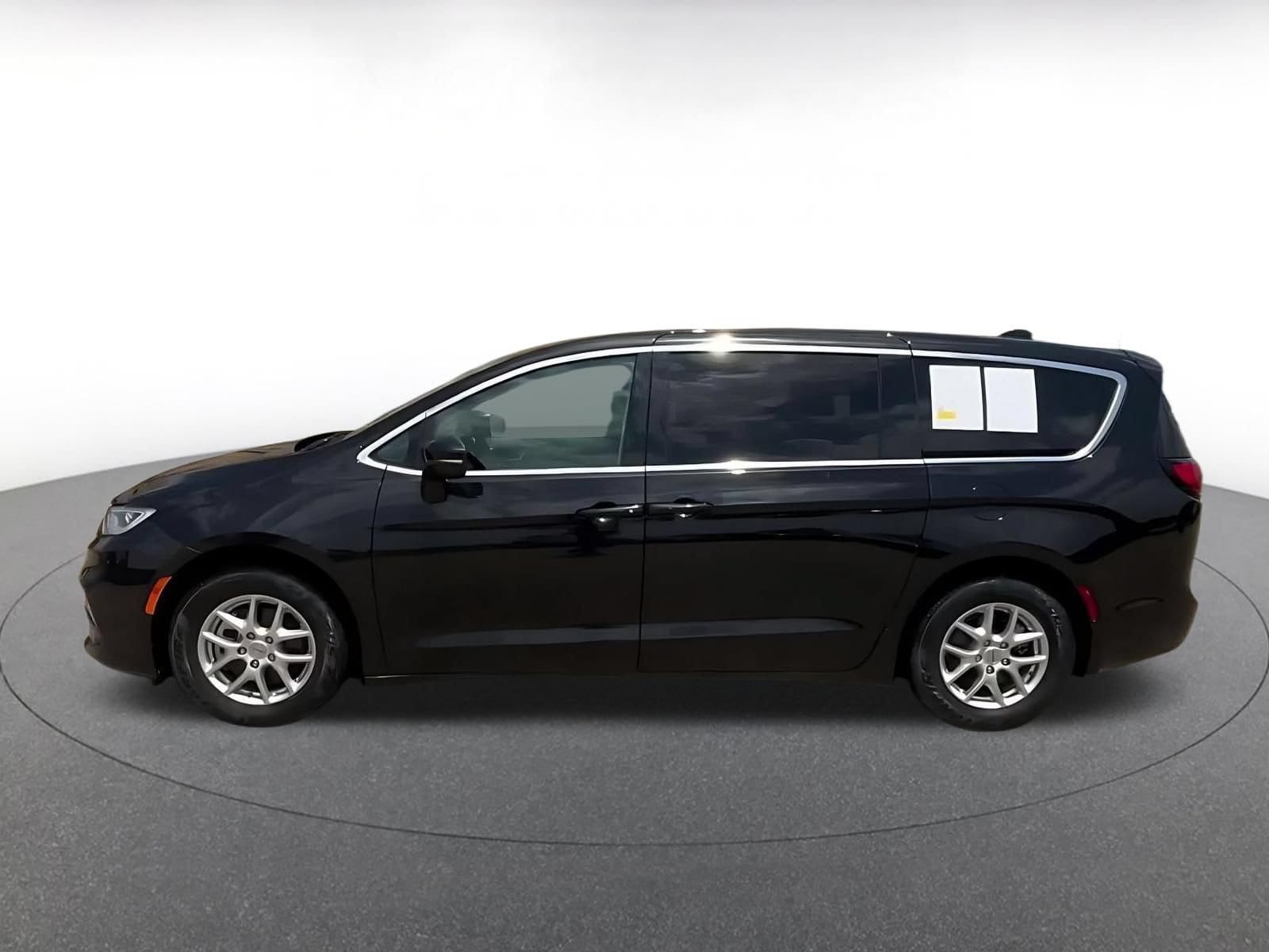 Thumbnail: 2023 Chrysler Pacifica - 8