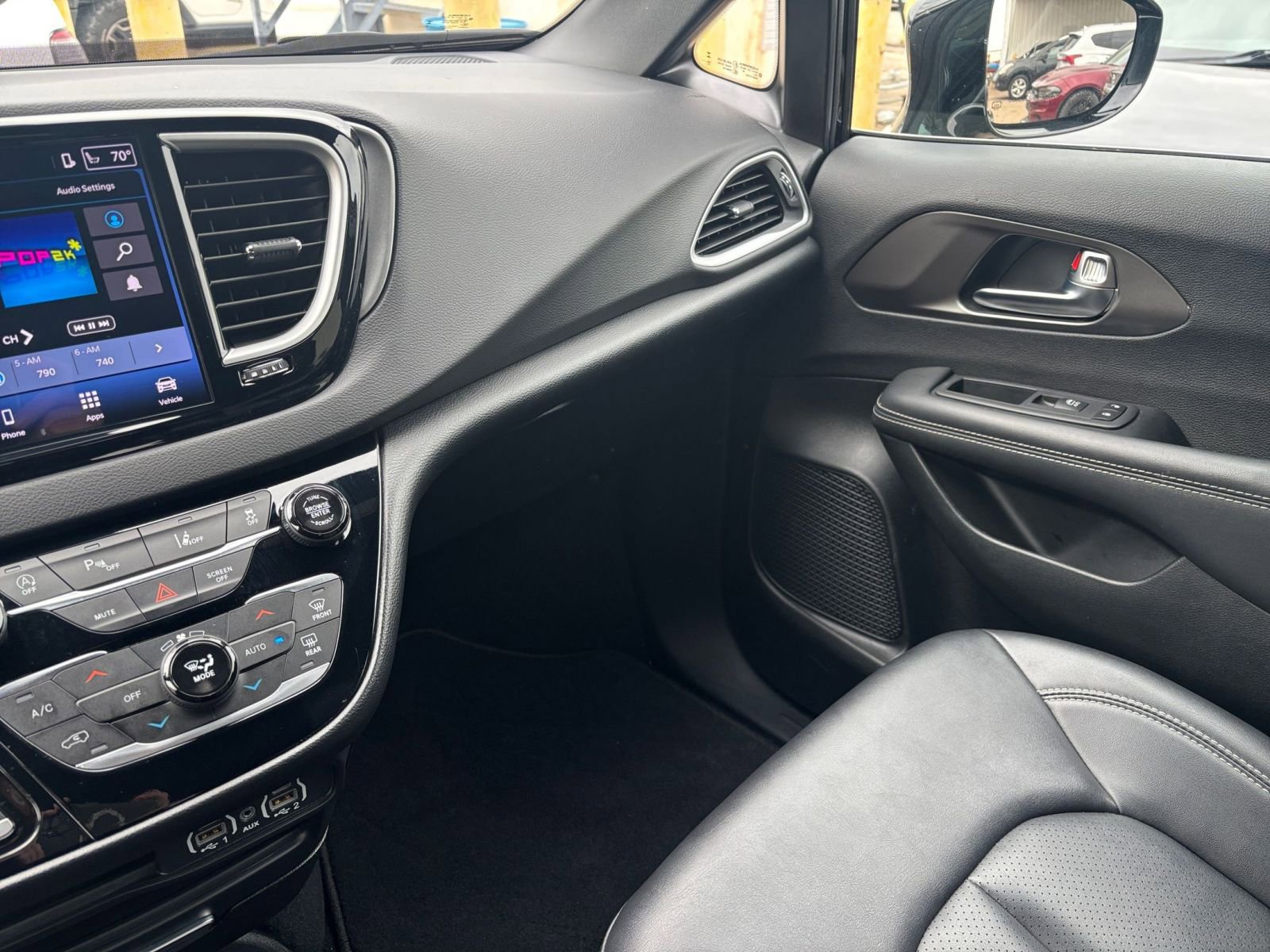 Thumbnail: 2025 Chrysler Pacifica - 32