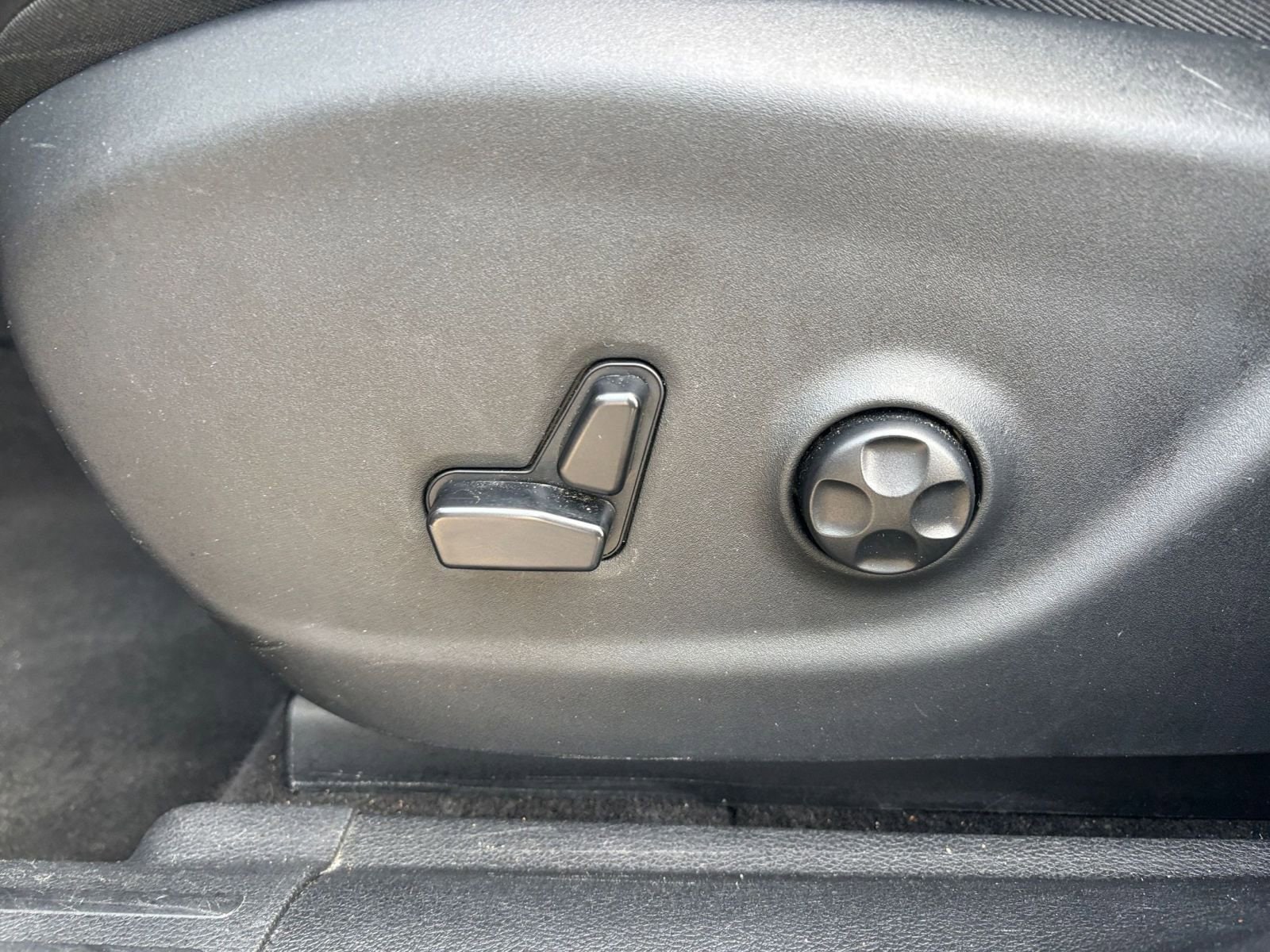 Thumbnail: 2020 Jeep Cherokee - 23