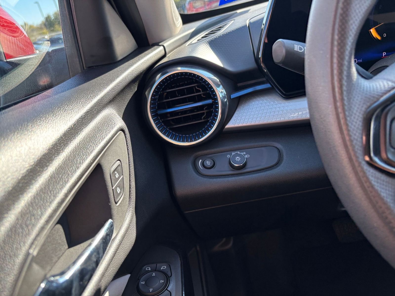 Thumbnail: 2025 Chevrolet Trax - 32