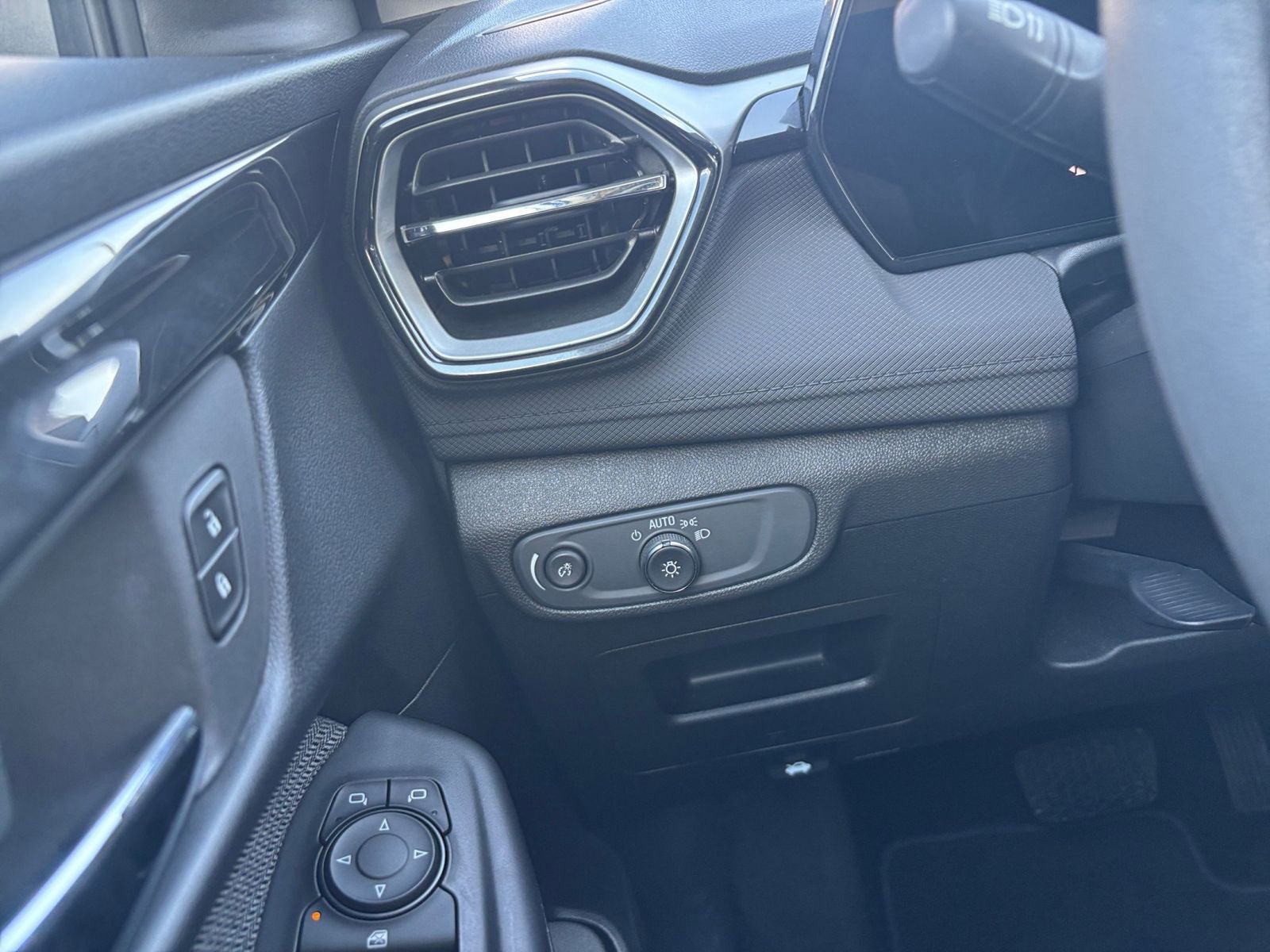 Thumbnail: 2025 Chevrolet TrailBlazer - 32