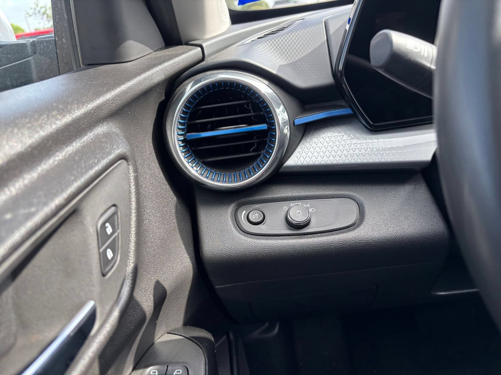 Thumbnail: 2025 Chevrolet Trax - 32