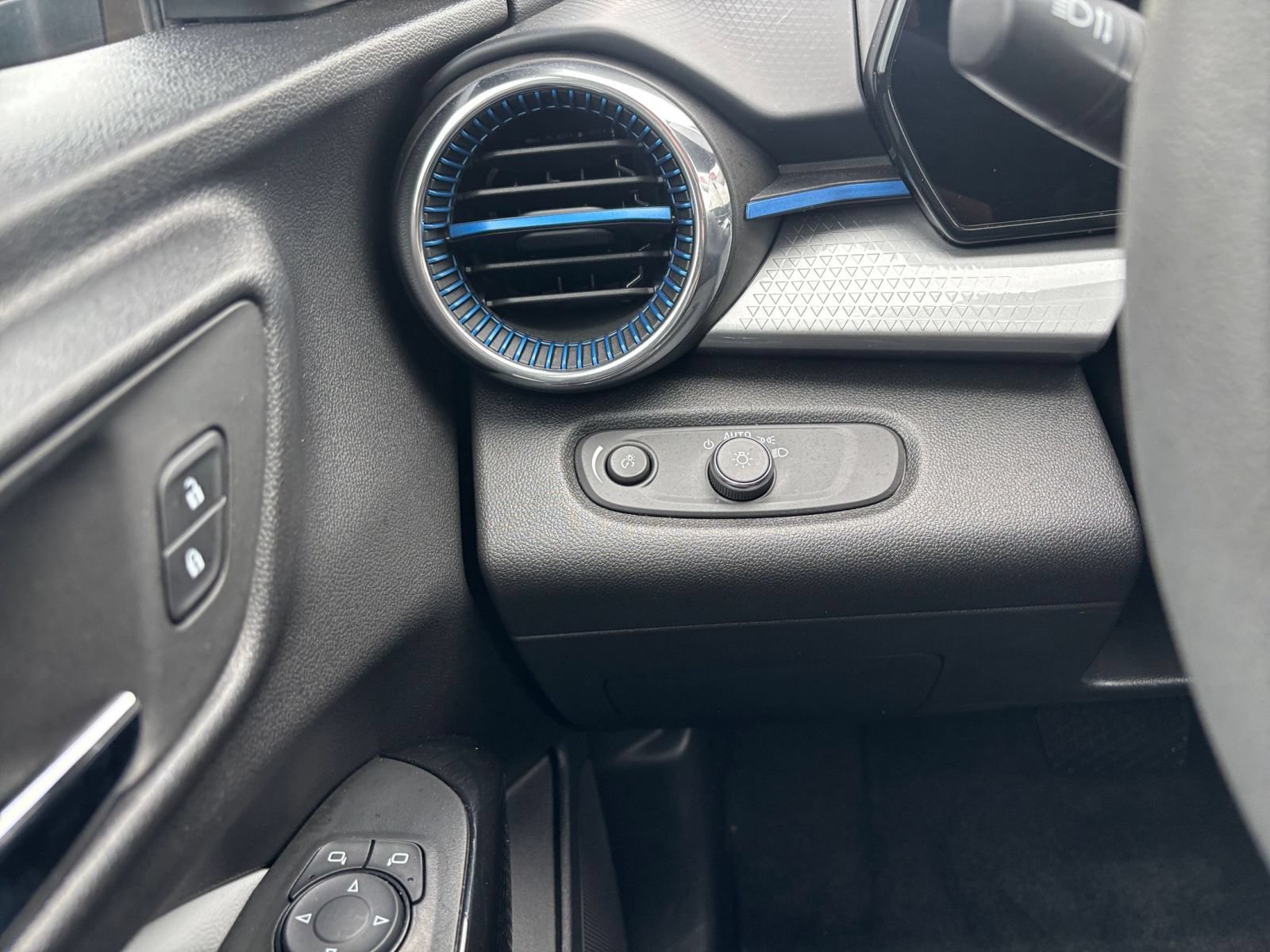 Thumbnail: 2025 Chevrolet Trax - 33