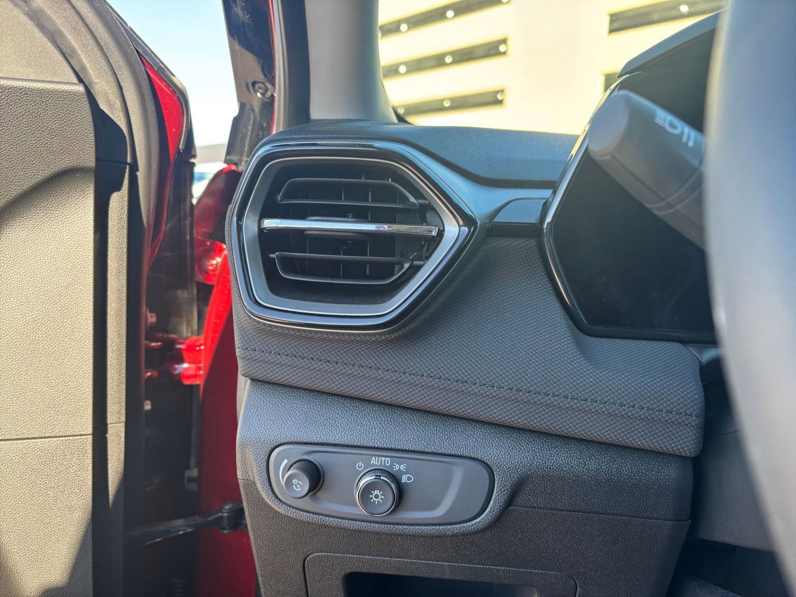 Thumbnail: 2025 Chevrolet TrailBlazer - 32