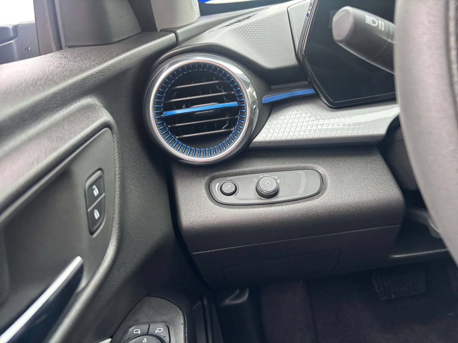 Thumbnail: 2025 Chevrolet Trax - 33