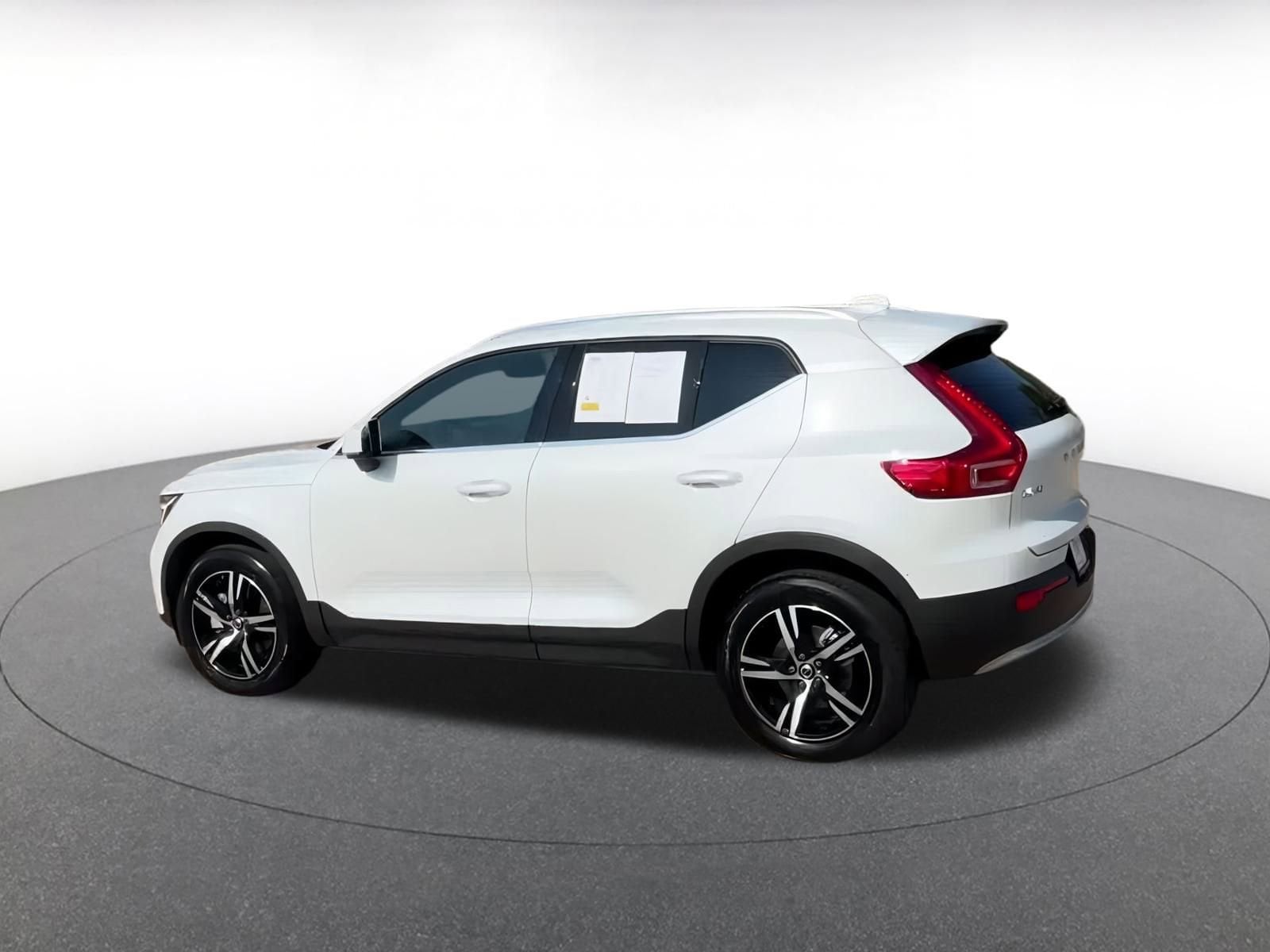 Thumbnail: 2024 Volvo XC40 - 10
