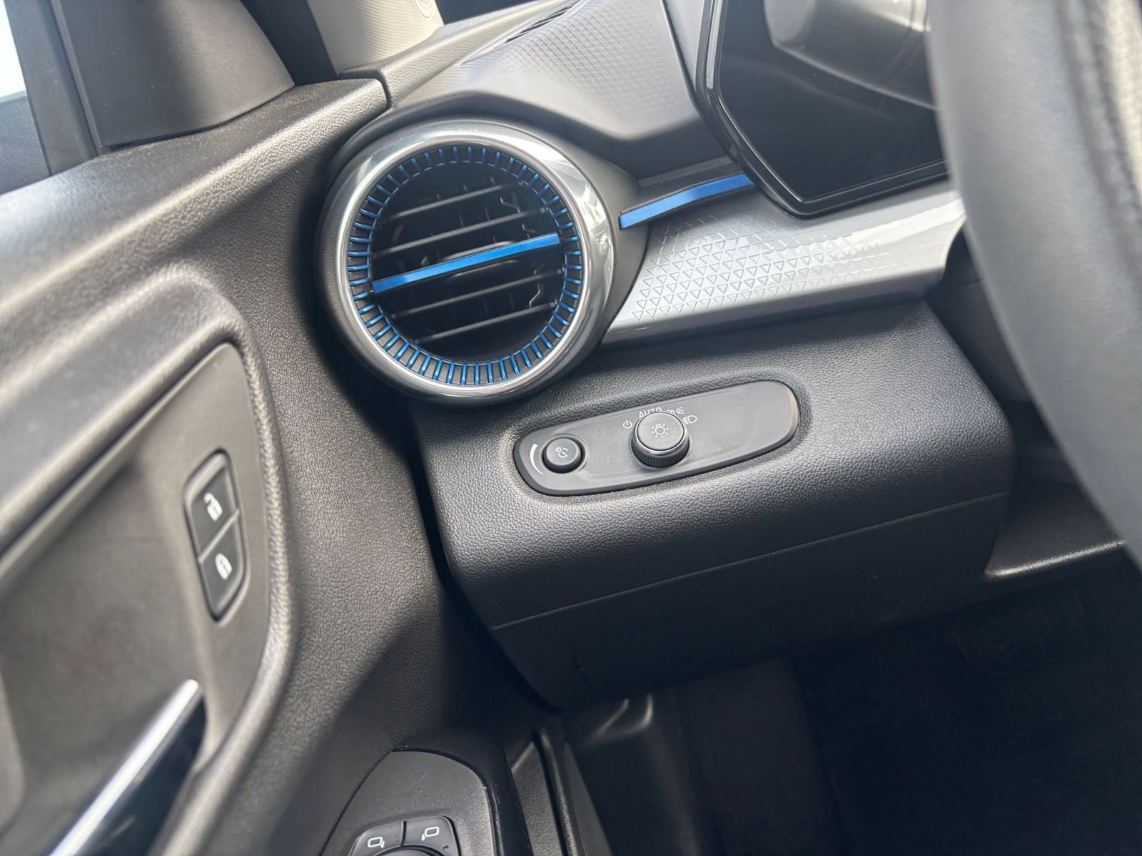 Thumbnail: 2025 Chevrolet Trax - 33