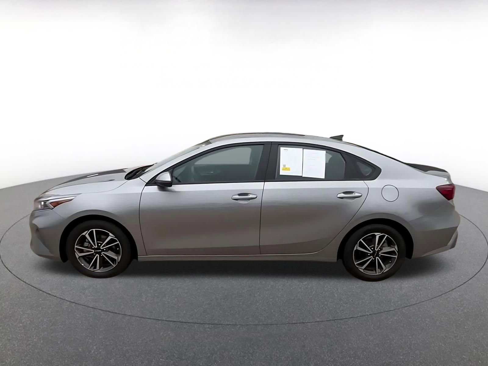 Thumbnail: 2023 Kia Forte - 9