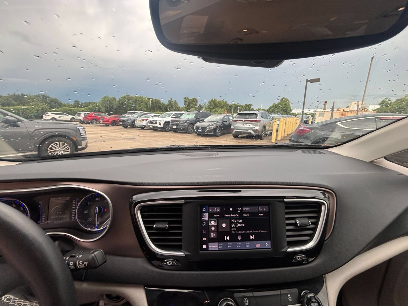 Thumbnail: 2023 Chrysler Voyager - 16