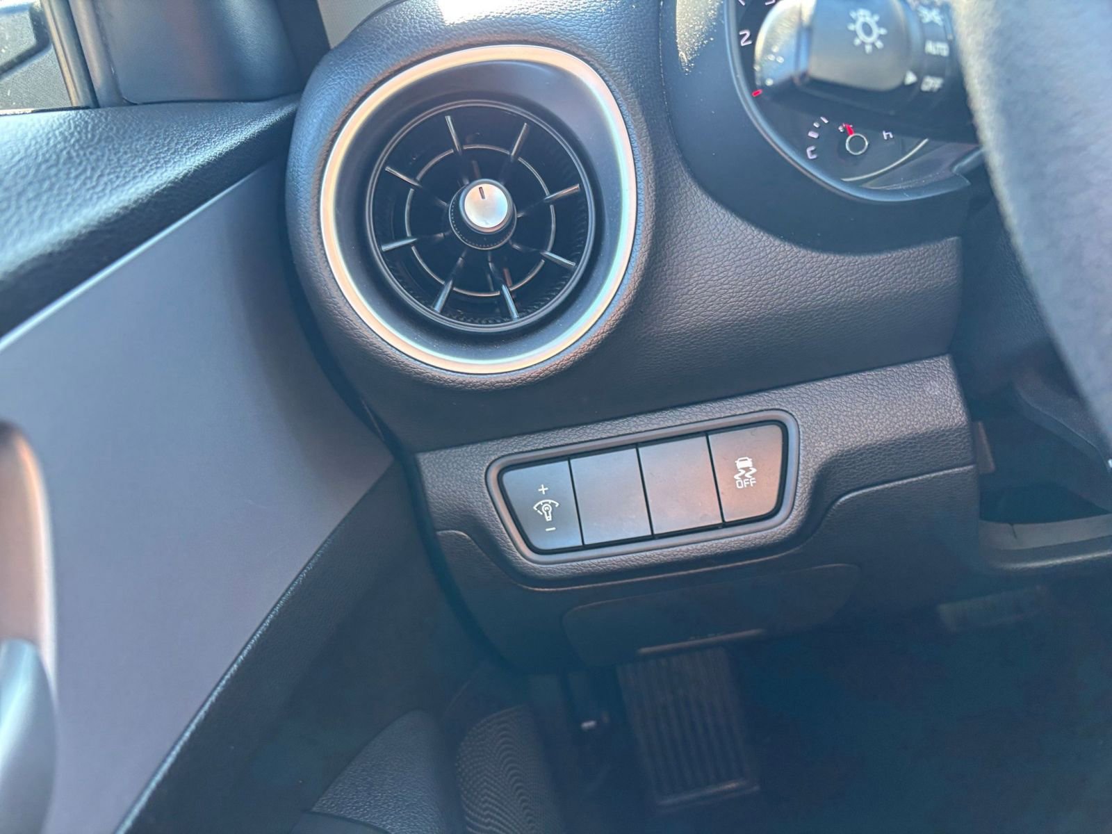 Thumbnail: 2024 Kia Forte - 32