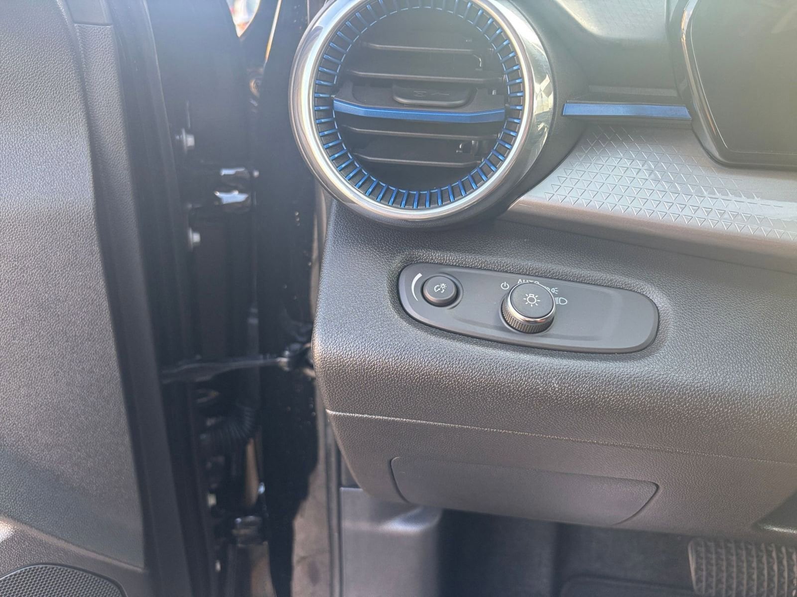 Thumbnail: 2025 Chevrolet Trax - 32