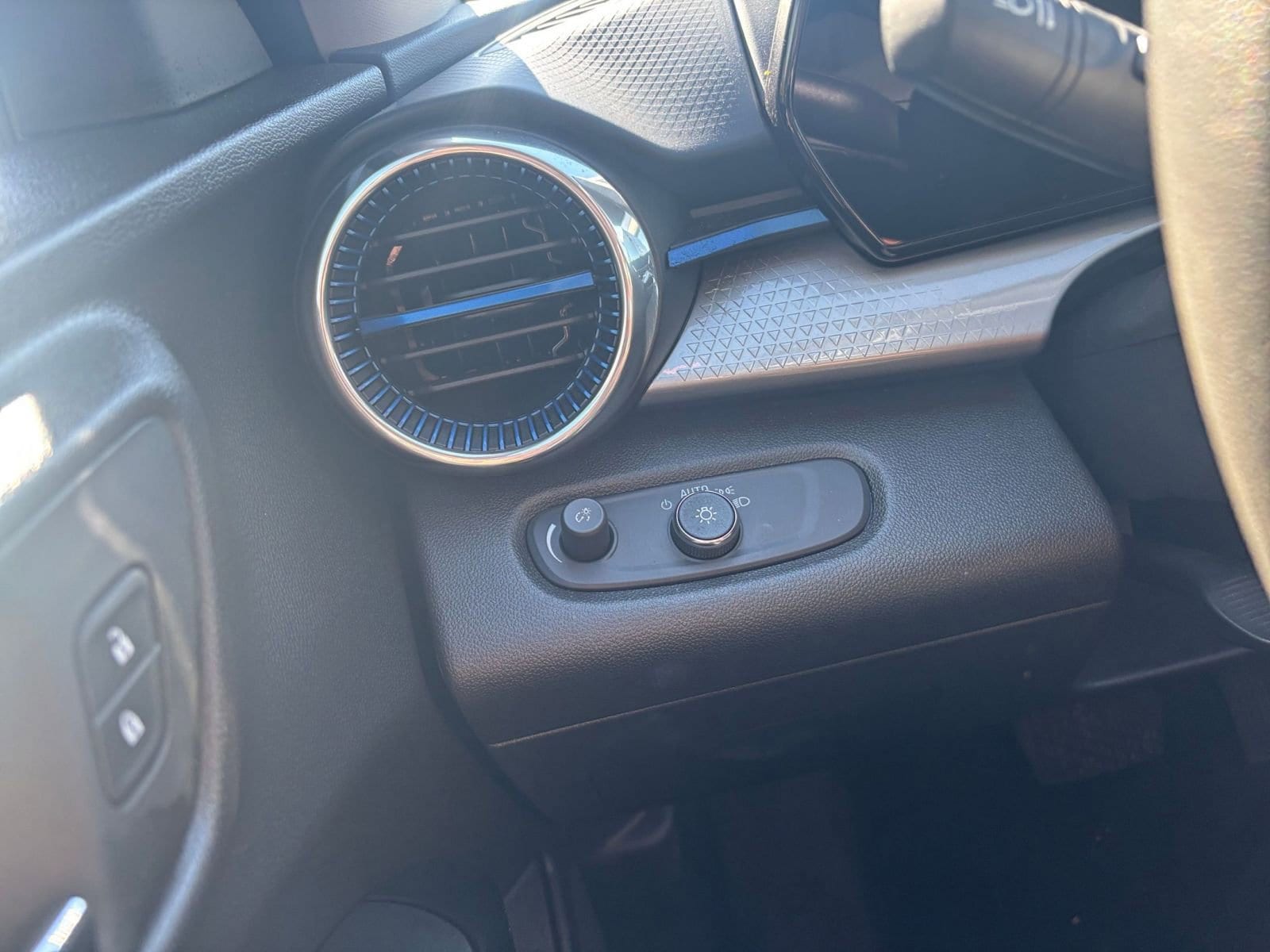 Thumbnail: 2025 Chevrolet Trax - 32