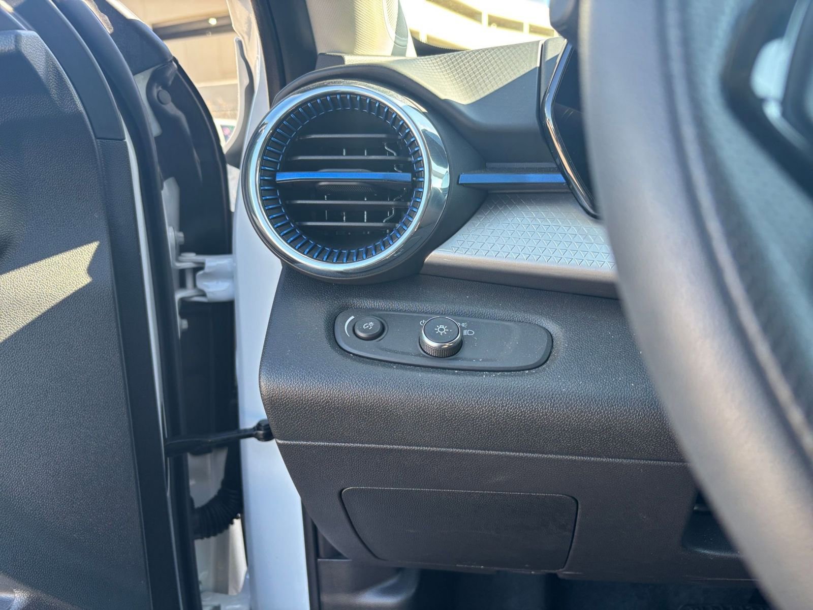 Thumbnail: 2025 Chevrolet Trax - 32