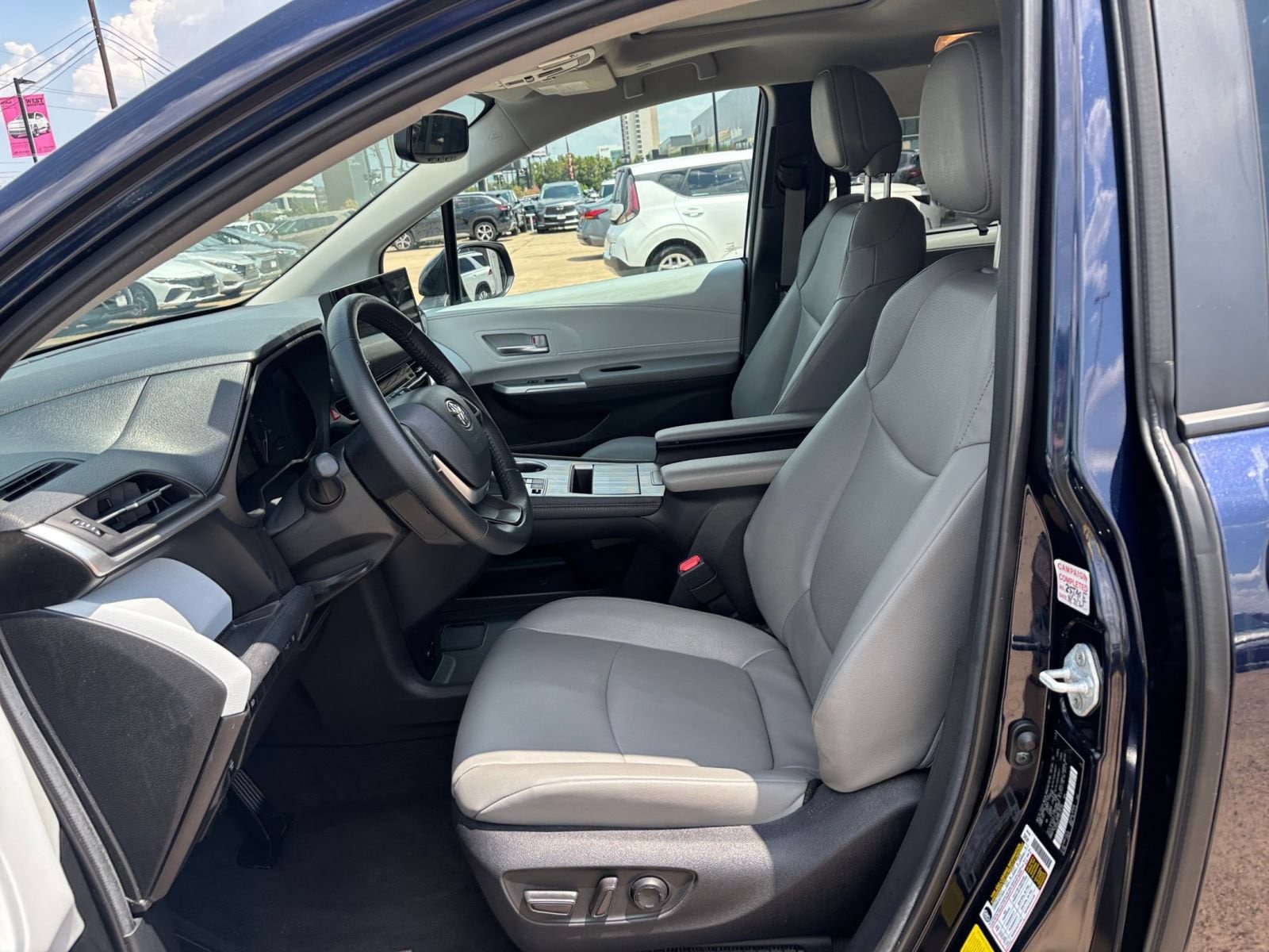Thumbnail: 2025 Toyota Sienna - 27
