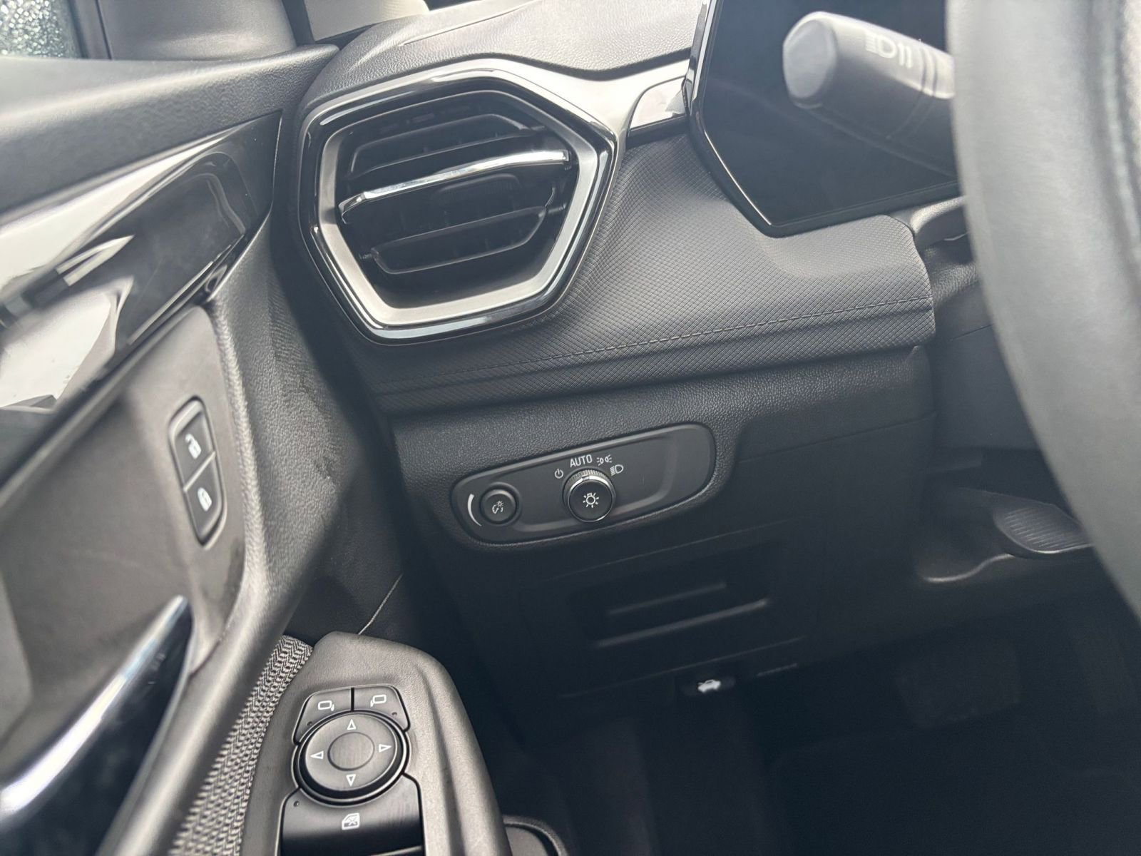 Thumbnail: 2025 Chevrolet TrailBlazer - 32