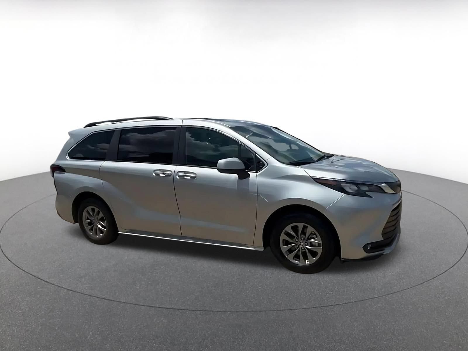 Thumbnail: 2025 Toyota Sienna - 2