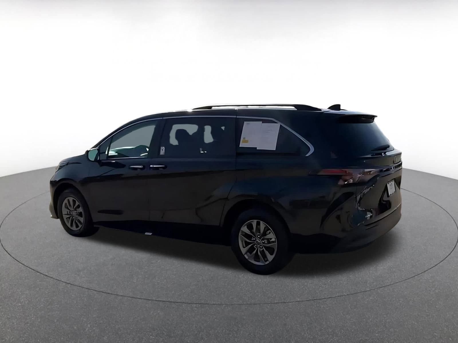 Thumbnail: 2025 Toyota Sienna - 10