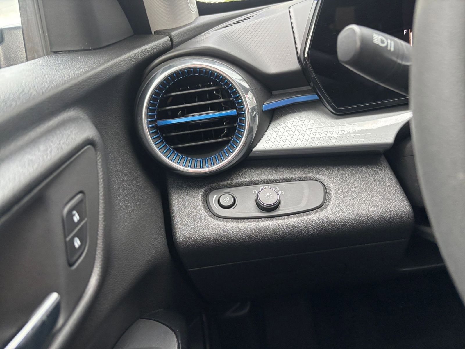 Thumbnail: 2025 Chevrolet Trax - 33